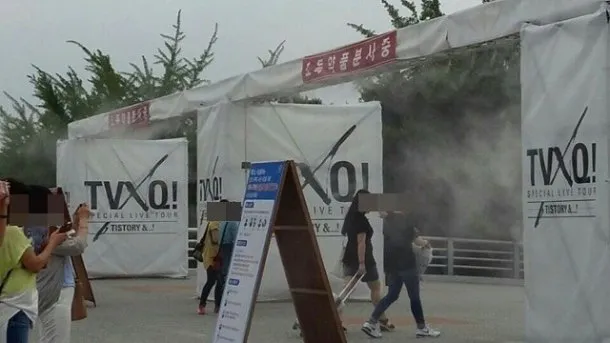 Fans yang harus melewati serangkaian test kesehatan demi pencegahan penularan MERS di konser TVXQ. ©koreaboo.com