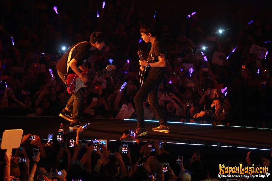 Aksi Jonghyun dan Jungshin di atas panggung foto: Agus Apriyanto