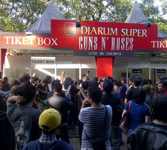 Calon penonton konser Guns N' Roses yang kecewa masih memadati arena Lapangan D Senayan