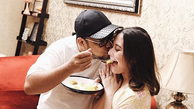 Prilly Latuconsina saat rayakan ulang tahun sang ayah (credit: instagram.com/prillylatuconsina96)