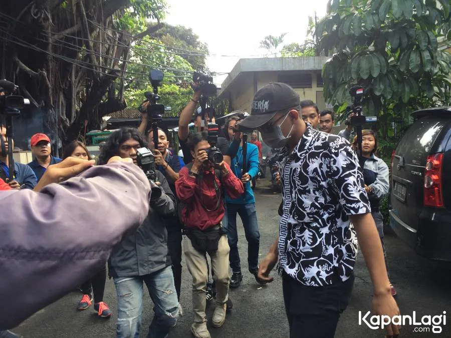 DS, saat datangi KPAI, tak ingin menunjukkan wajahnya/©KapanLagi.com®/Fikri Alfi Rosyadi