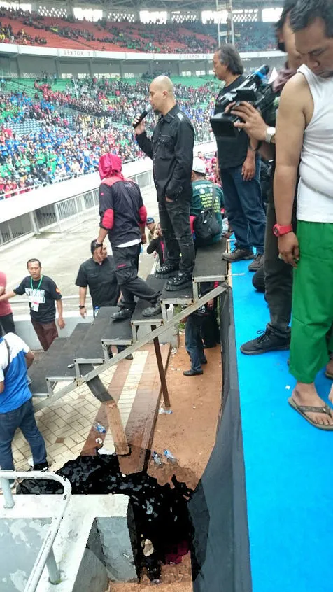 Seorang pria meninggal akibat jatuh terbakar ketika Ahmad Dhani sedang manggung. ©KapanLagi.com®/Mathias Purwanto