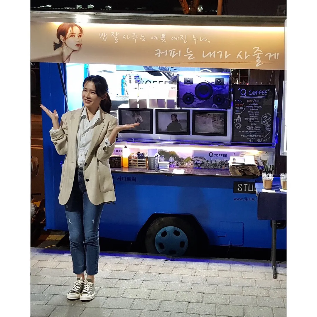 Son Ye Jin pose di depan truk makanan kiriman Lee Min Ho © instagram.com/korea_qcoffee