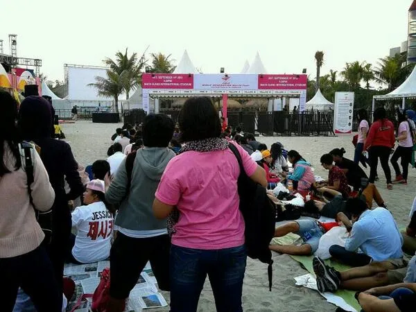 Antrian SONE di MEIS Ancol foto: @KoreanConcert