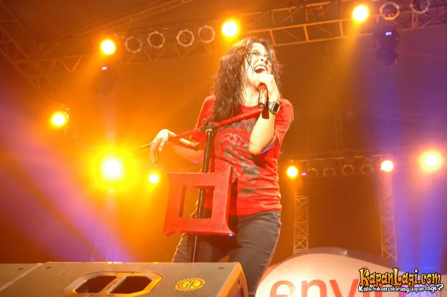 Tantri (Kotak) yang biasa 'galak' di panggung, kini tampil ekstra manis dalam Kecuali Kamu dengan gaun warna putih @KapanLagi.com®