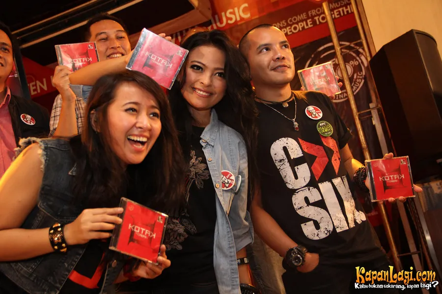 Ketiga personel Kotak bangga memamerkan album terbaru mereka, KOTAK TERAKHIR @KapanLagi.com®
