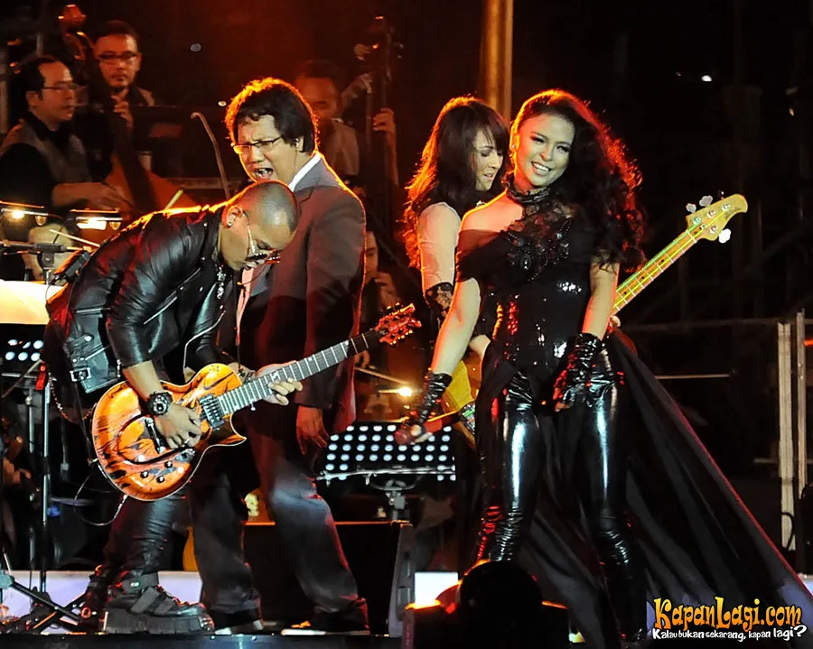 Novita duet dengan band Kotak.