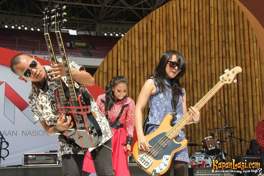 Dari banyaknya pilihan barang yang bisa dibawa, Kotak menyiapkan mie instan dan sambal ketika pergi ke Inggris.