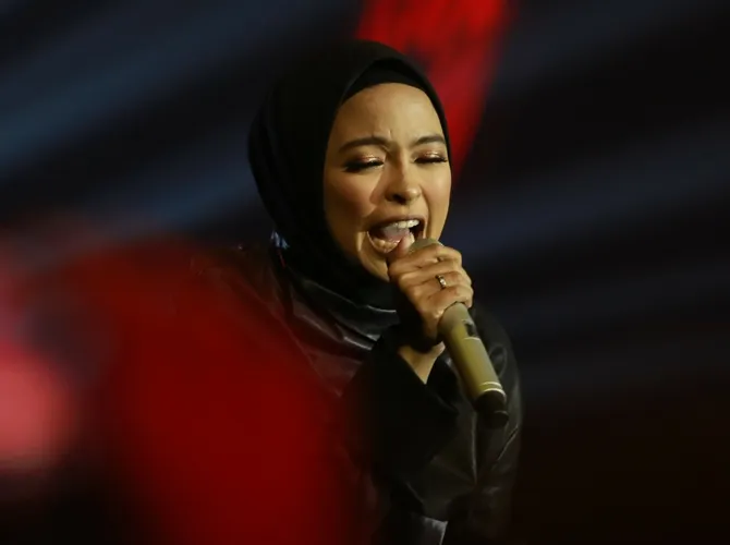 Tantri tetap memukau penonton dengan penampilannya yang nge-rock saat manggung. © KapanLagi.com/Agus Apriyanto