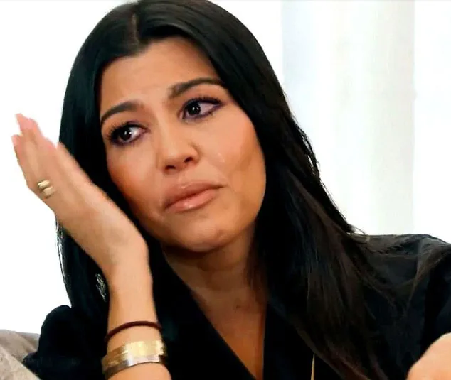 Kourtney Kardashian menangis pilu © E! online
