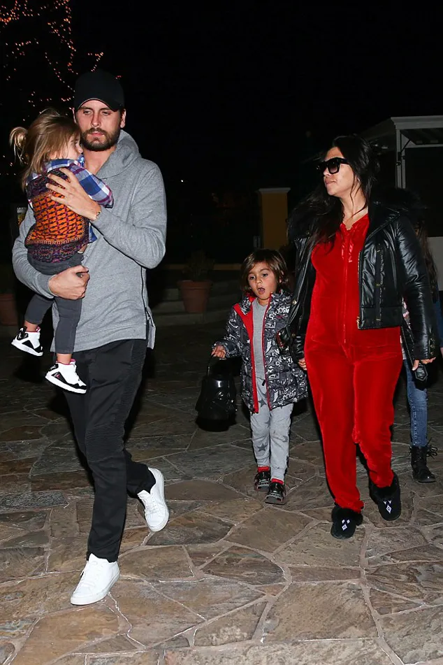 Kourtney kini punya tiga orang anak @ dailymail.co.uk