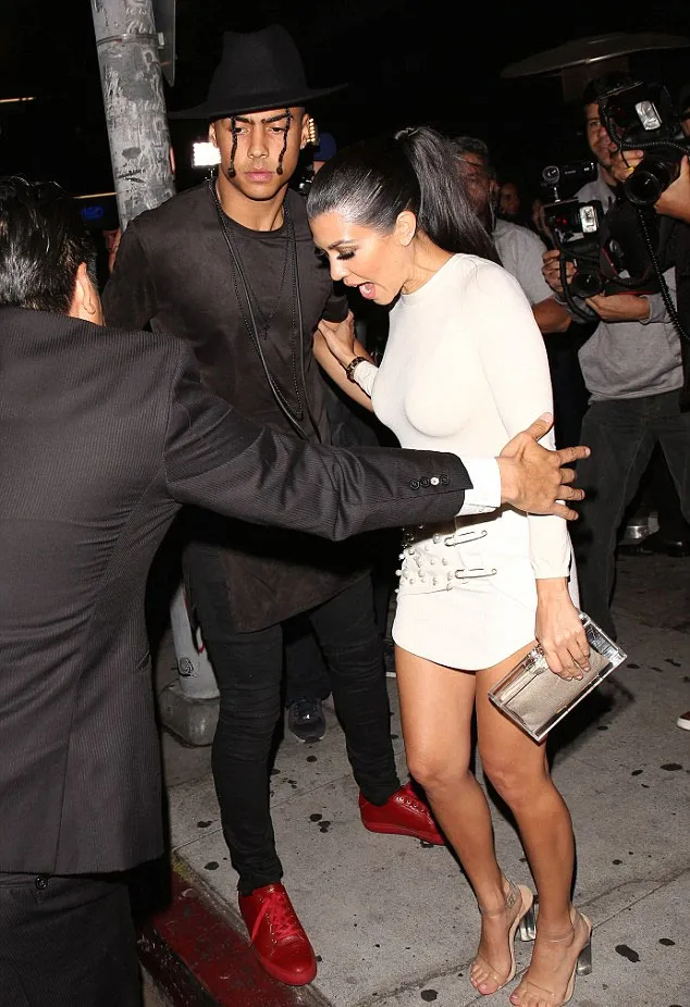 Kourtney Kardashian keluar bar bareng anak P Diddy © Dailymail.co.uk