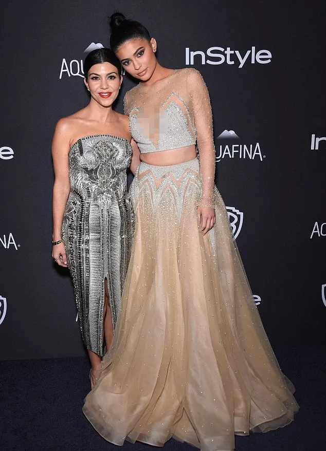 Kourtney dan Kylie Jenner tampil stunning di after party penghargaan Golden Globe © Dailymail.co.uk