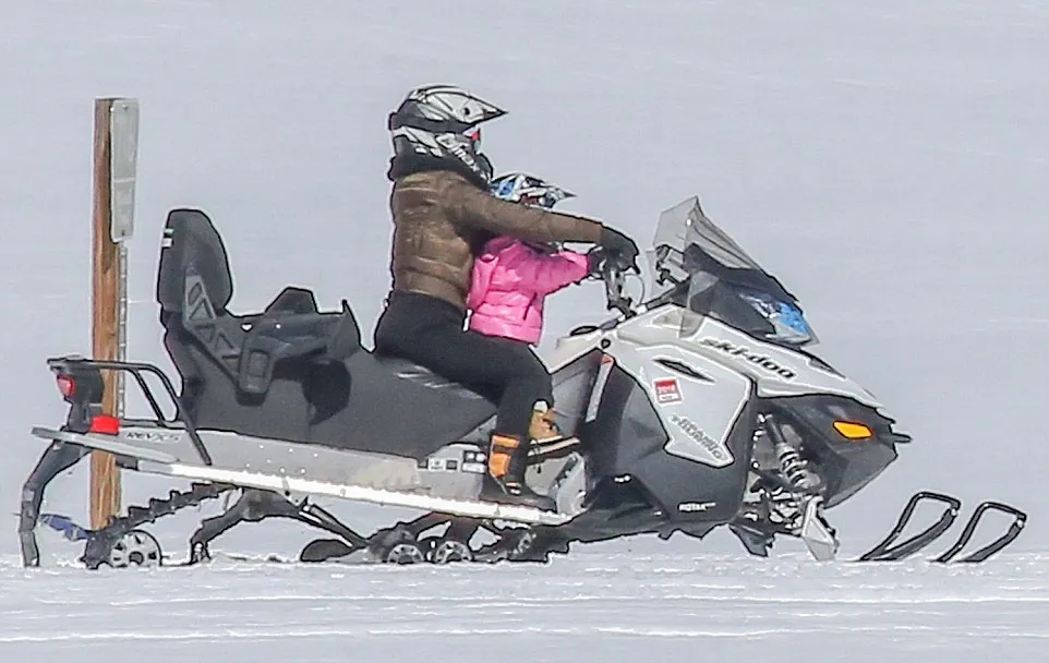 Kourtney dan Penelope Disick ikutan naik snowmobile © Dailymail.co.uk/famflynet