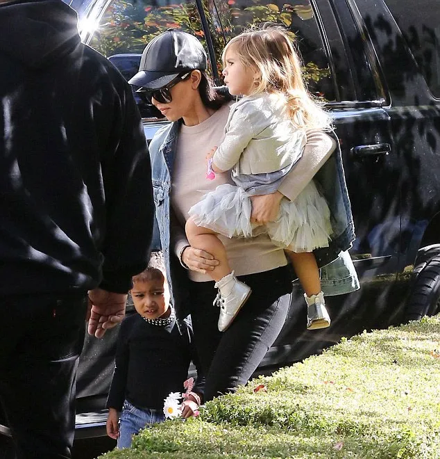 Kourtney Kardashian dan Penelope Disick tampil kece © Dailymail.co.uk