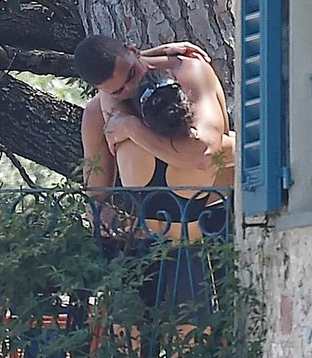 Kourtney cium mesra pacar brondongnya © BackGrid via dailymail.co.uk