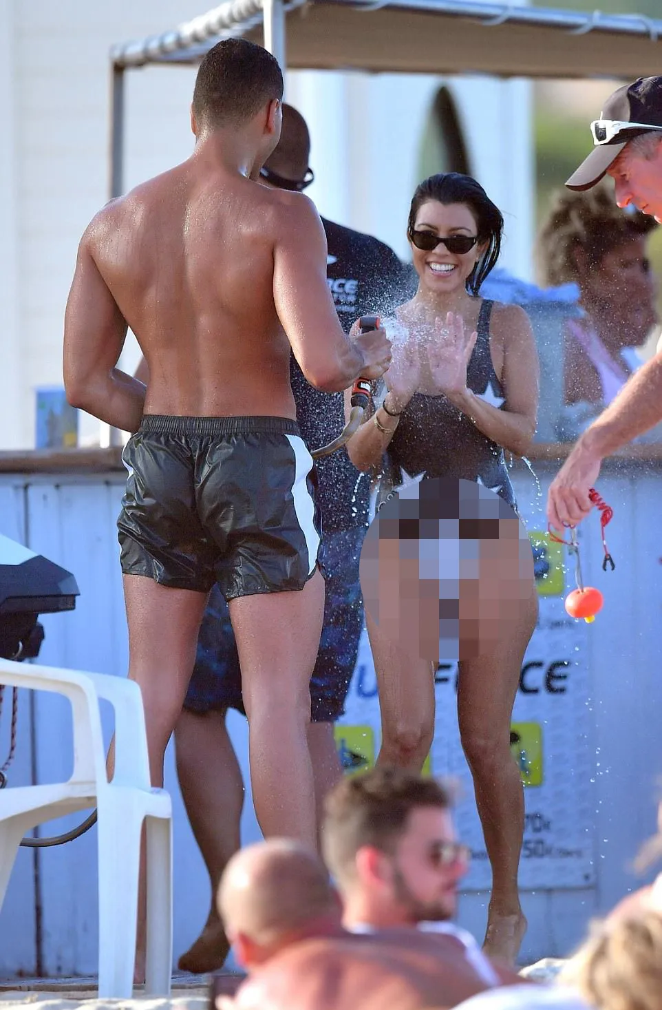Mesranya Kourtney dan Younes © dailymail.co.uk