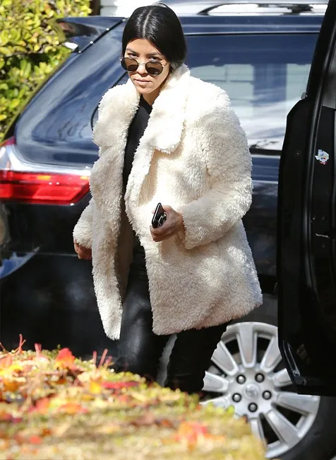 Kourtney tampil keren dan kekinian © dailymail.co.uk