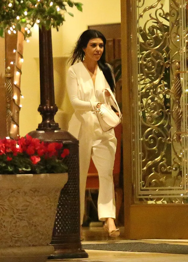 Kourtney keluar dari hotel tempat Justin menginap © Splashnews.com
