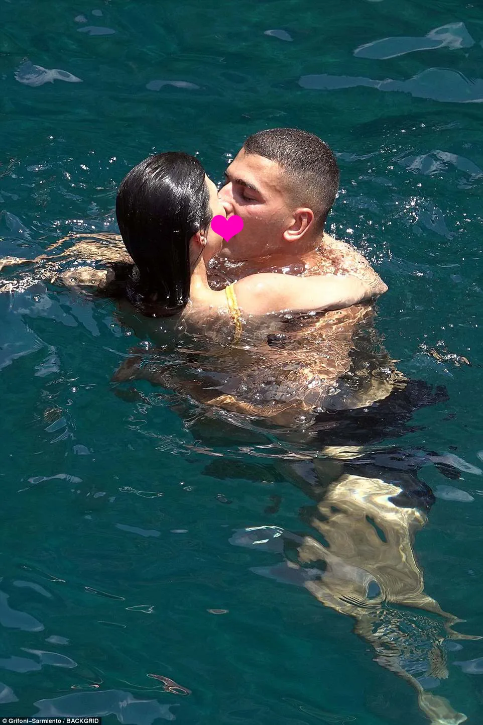 Kourtney cium mesra Younes © BackGrid via dailymail.co.uk