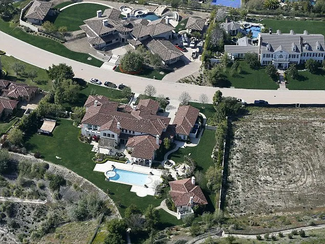 Rumah baru Kourtney Kardashian @ dailymail.co.uk