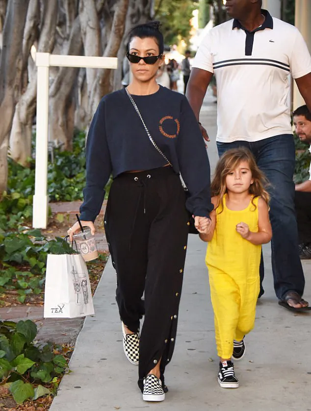 Kourtney asyik shopping ditemani putrinya © dailymail.co.uk
