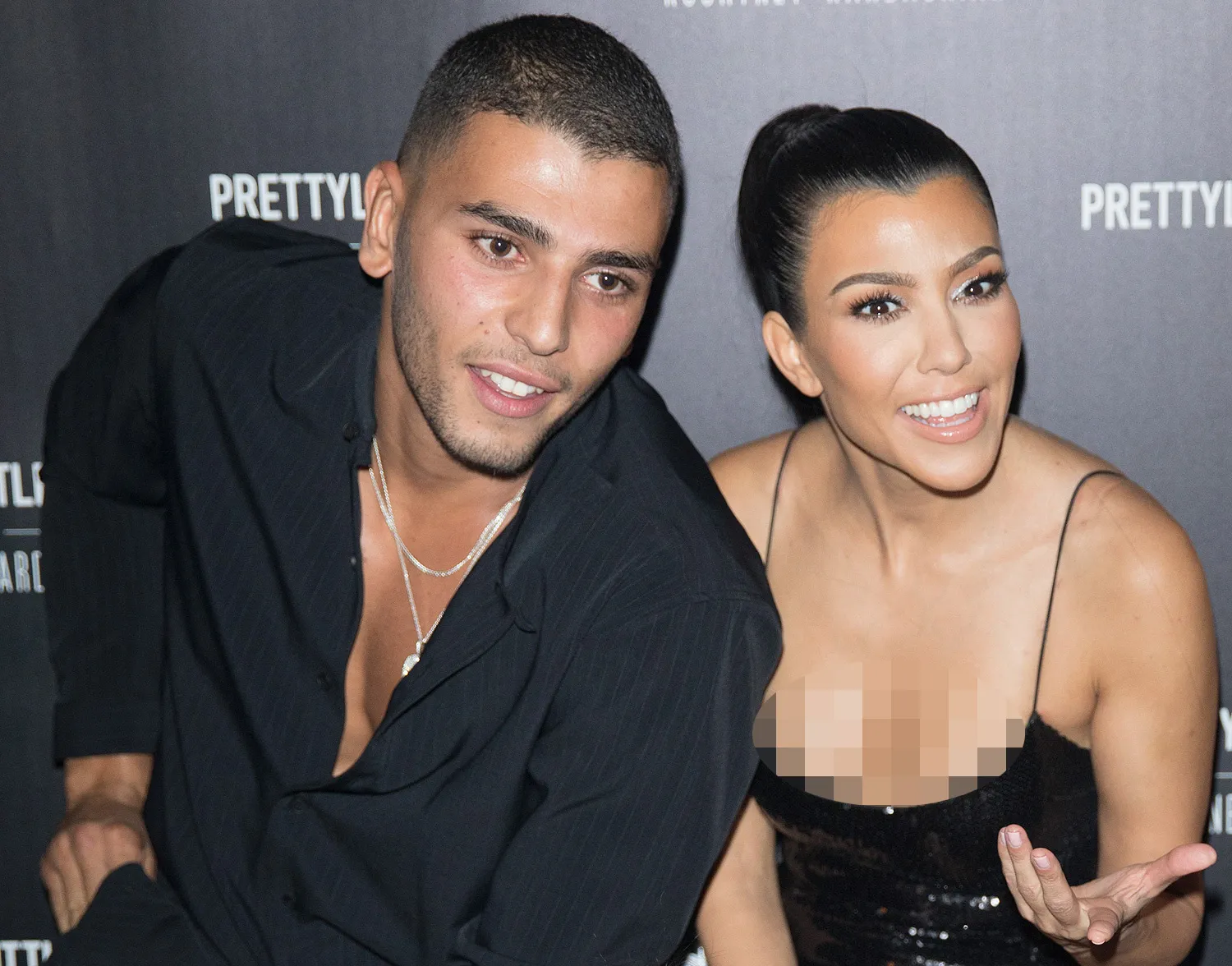 Kourtney 'gandeng' Younes di red carpet © dailymail.co.uk
