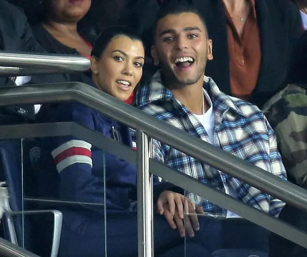 Kourtney dan Younes semakin mesra dari hari ke hari © dailymail.co.uk