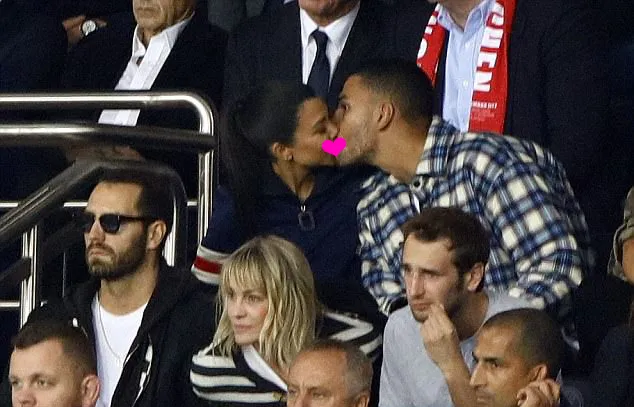 Bagai dunia milik berdua © dailymail.co.uk