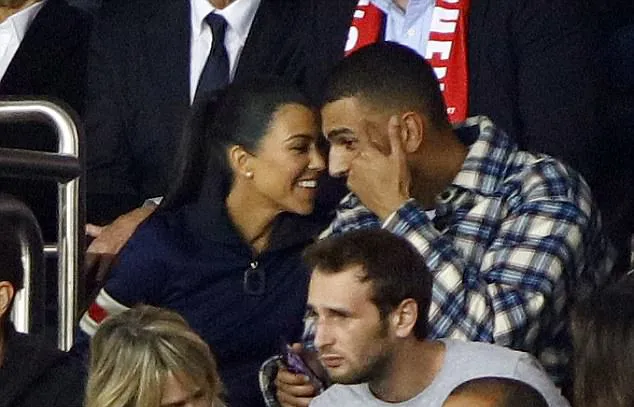 Dimabuk cinta, Kourtney dan Younes juga sempat berbagi canda © dailymail.co.uk