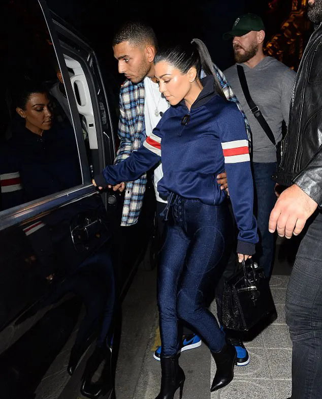 Younes tunjukkan sikap gentleman pada Kourtney © dailymail.co.uk