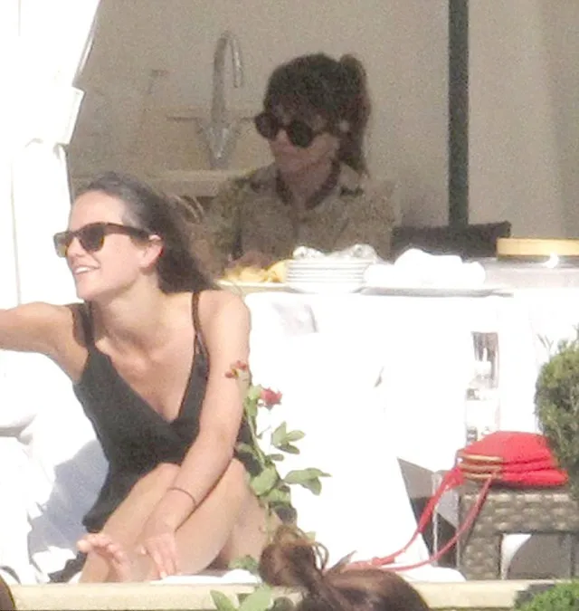 Kourtney tampak murung @ dailymail.co.uk