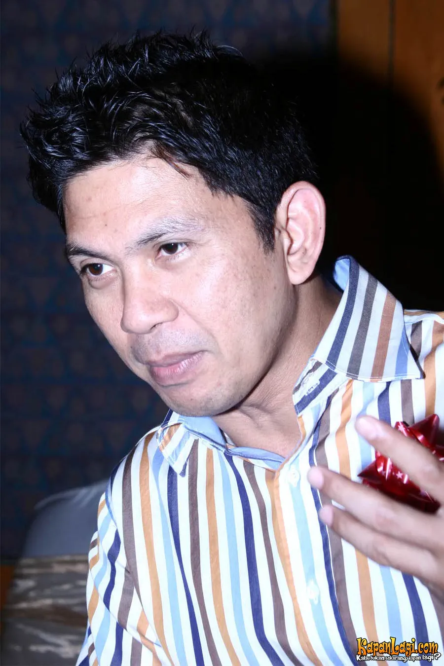 Ronny tidak bisa menahan tangis ketika memberi sambutan di pemakaman Yanni Libels. ©KapanLagi.com® 