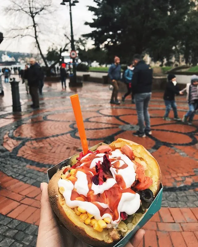 Kroshka Kartoshka si kentang panggang ala Rusia dengan topping beraneka ©instagram/alisa_polevskaya