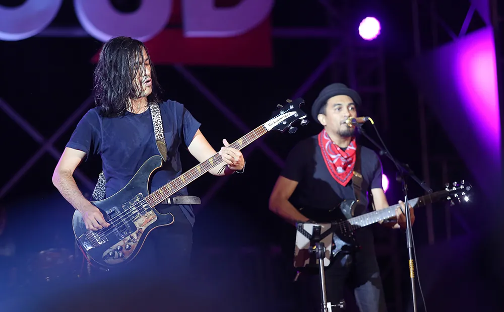 Kolaborasi Kelompok Penerbang Roket dan Glenn Fredly sukses semarakkan Soundrenaline 2017 © KapanLagi.com/Fikri Alfi Rosiyadi