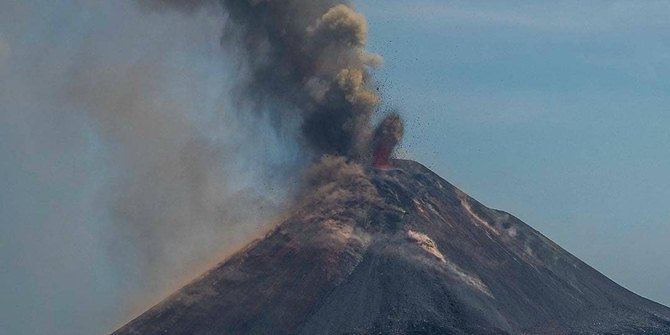 Gunung Anak Krakatau tunjukkan aktivitasnya (credit: instagram.com/fhaa.khalifah)