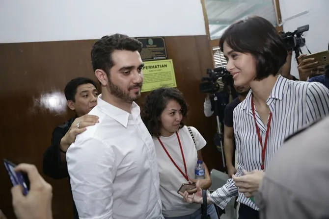 Renata Kusmanto dampingi sang suami di persidangan © KapanLagi.com/Agus Apriyanto