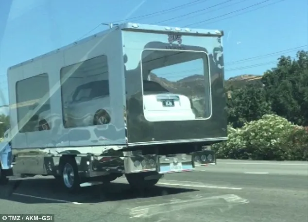 Kris Jenner langsung beli baru setelah mobilnya rusak pasca kecelakaan ©tmz/akm-gsi/dailymail