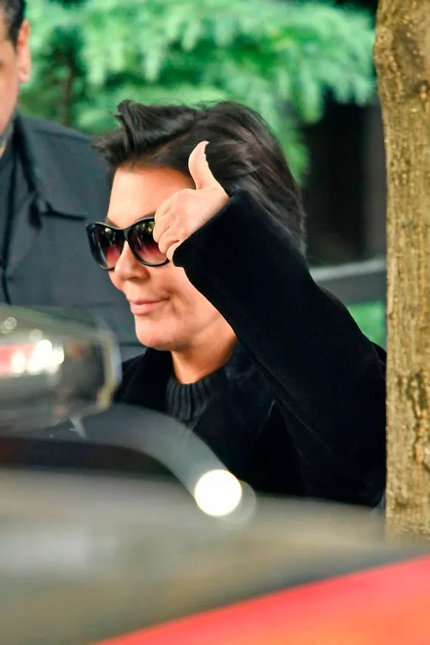 Kris Jenner mengisyaratkan semua baik-baik saja © Splashnews.com