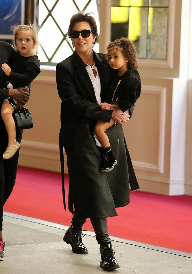 Kris Jenner dan Penelope Disick juga tampil cantik © Splashnews.com