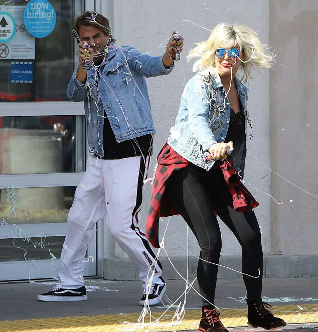 Kris tertangkap pakai wig berwarna blonde © dailymail.co.uk