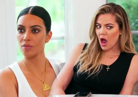 Reaksi Kim dan Khloe saat mendengar pengakuan ibunya © E!