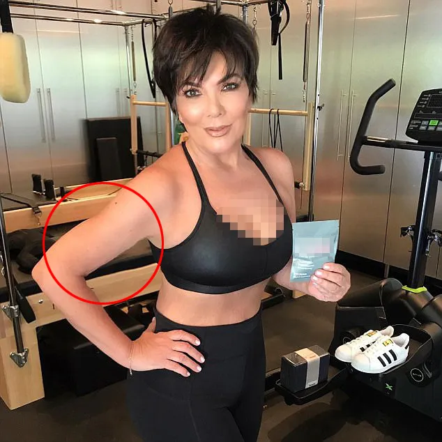 Coba perhatian rak kayu di belakang Kris © instagram.com/krisjenner