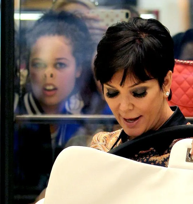 Kris Jenner jadi korban photobomb @ dailymail.co.uk