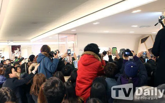 Jumlah fans yang menanti Krystal (fx) di Hyundai Department Store semakin tak terkendali. @koreaboo.com