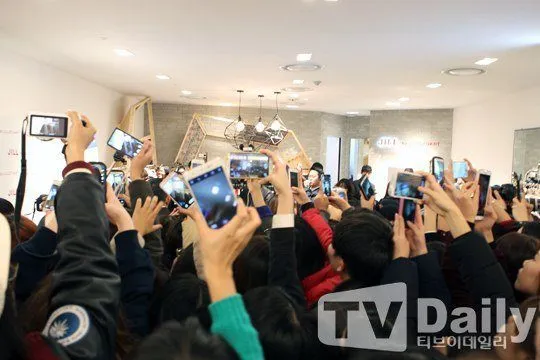 Fans yang menunggu untuk bertemu Krystal f(x) semakin banyak, mmebuat event dibatalkan. @koreaboo.com