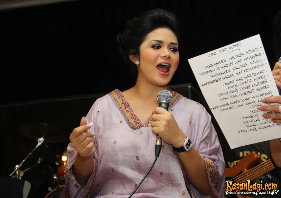 Krisdayanti menyebut hubungannya dengan penggemar seperti amplop dan perangko.