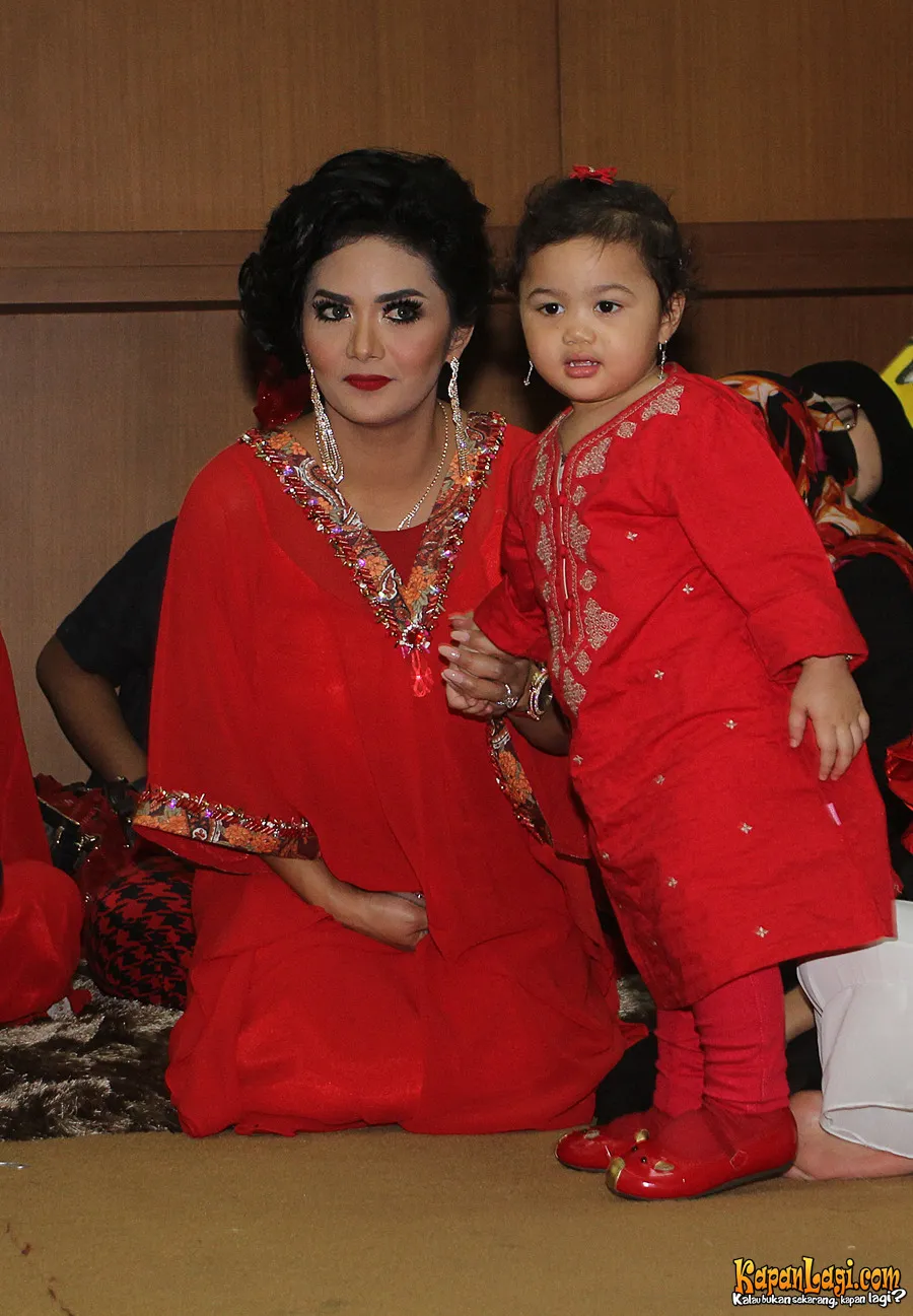 Krisdayanti berlibur dengan keluarga ke Korea.