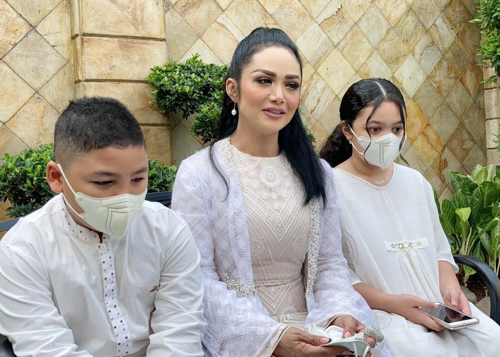 Krisdayanti celebrates Eid without Raul Lemos.