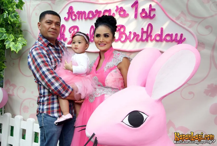 Keluarga kecil ini akan merayakan ultah KD di Dili.